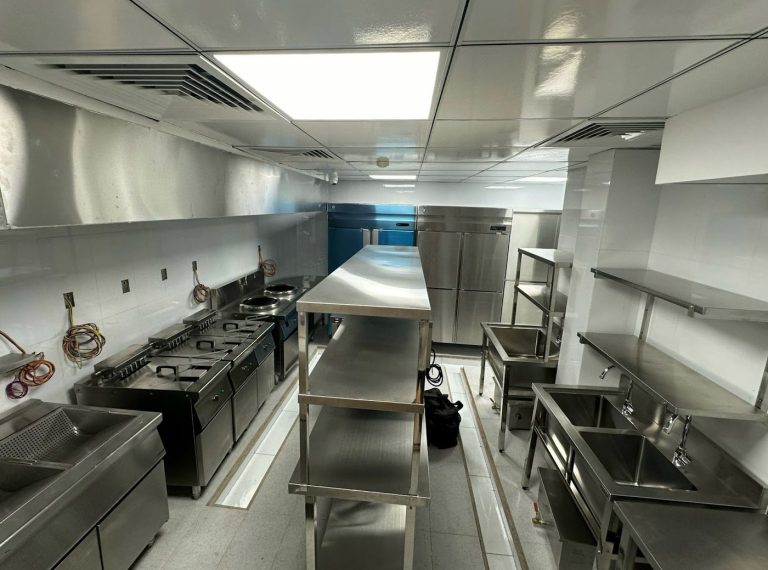 Khu bếp inox hoàn thiện với bếp chiên, bàn kệ inox và tủ đông do Hà Tiên lắp đặt tại dự án cafe Phan Thiết