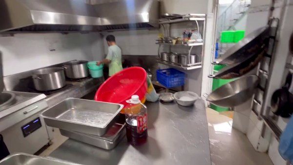 Bàn inox bếp ăn công nghiệp vừa để khay món đã nấu chín vừa để nguyên liệu và dụng cụ