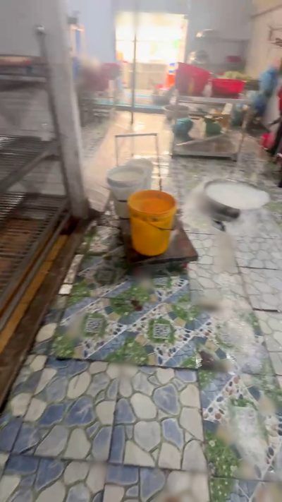 Nền bếp công nghiệp ghép từ nhiều loại gạch khác nhau, cao độ lệch và đọng nước