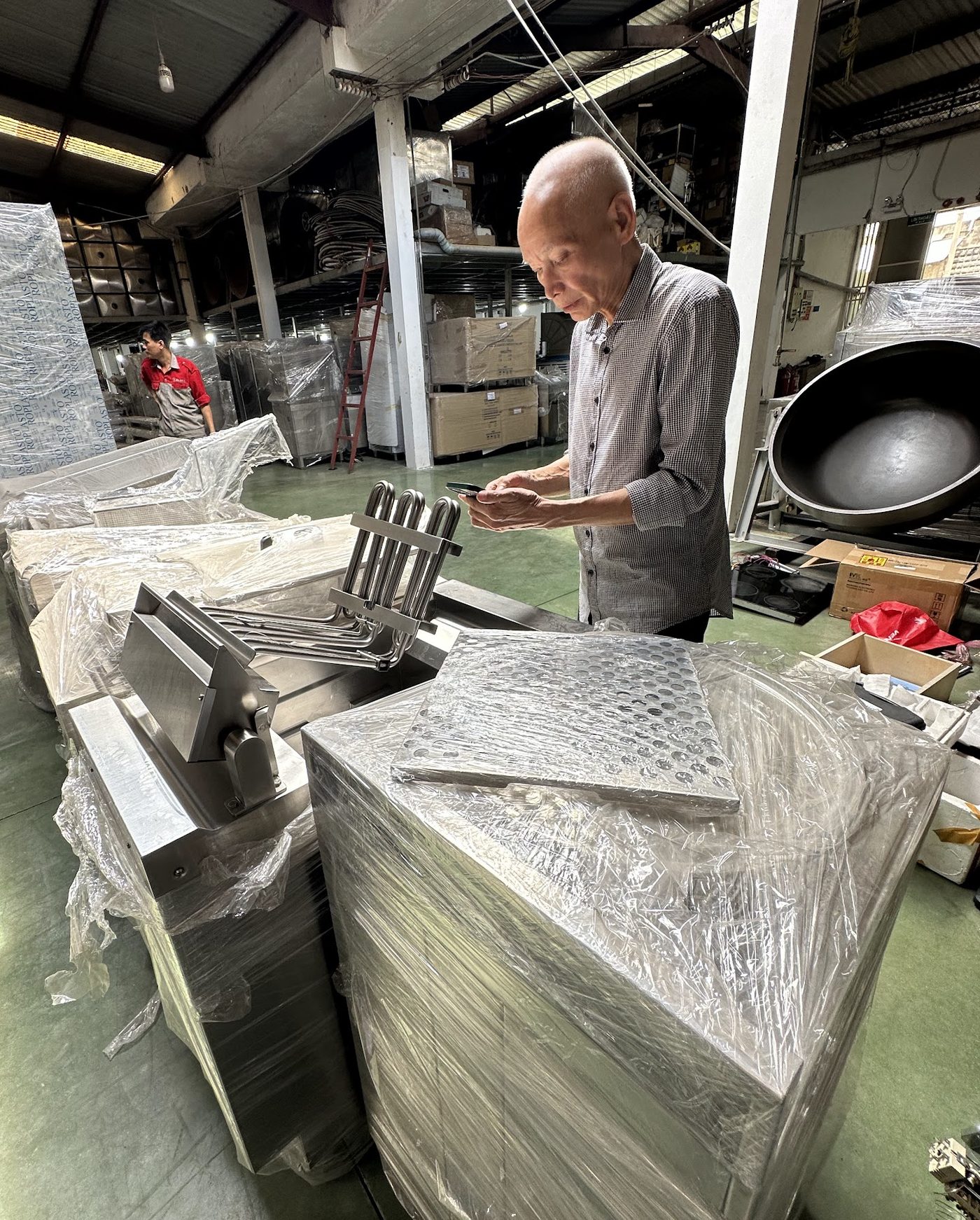 Kỹ sư Phạm Ngọc Bái trực tiếp kiểm tra điện trở gia nhiệt của thiết bị tại xưởng Hà Tiên