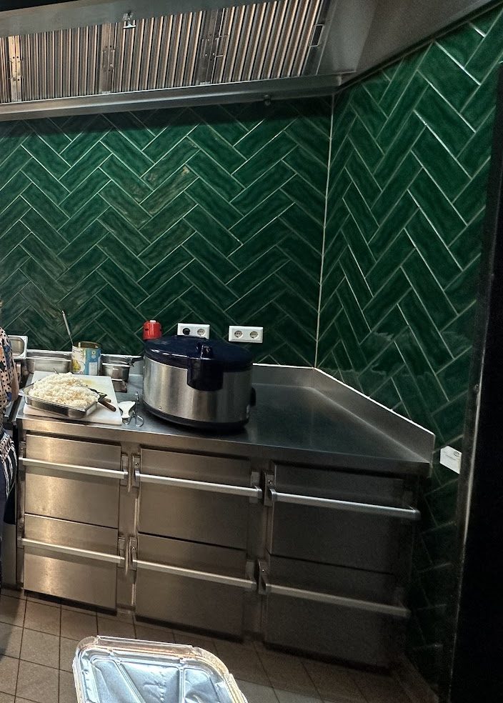 Line bếp inox hoàn thiện với chụp hút tại nhà hàng ở Đức