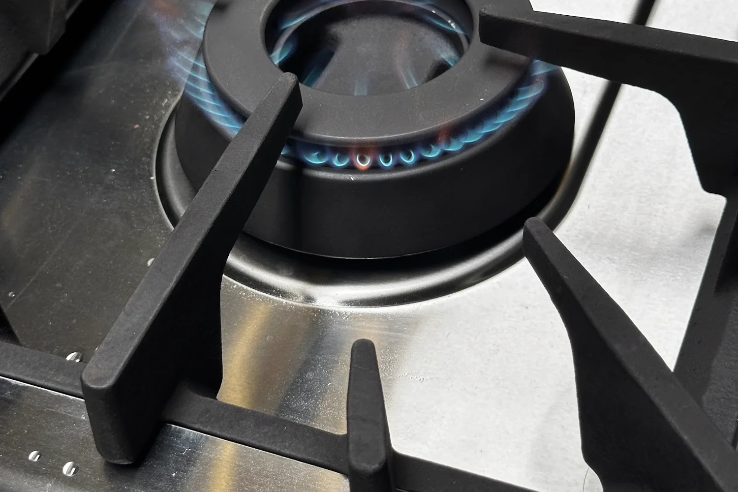Thử lửa kiểm tra chức năng bếp gas inox trước khi xuất xưởng
