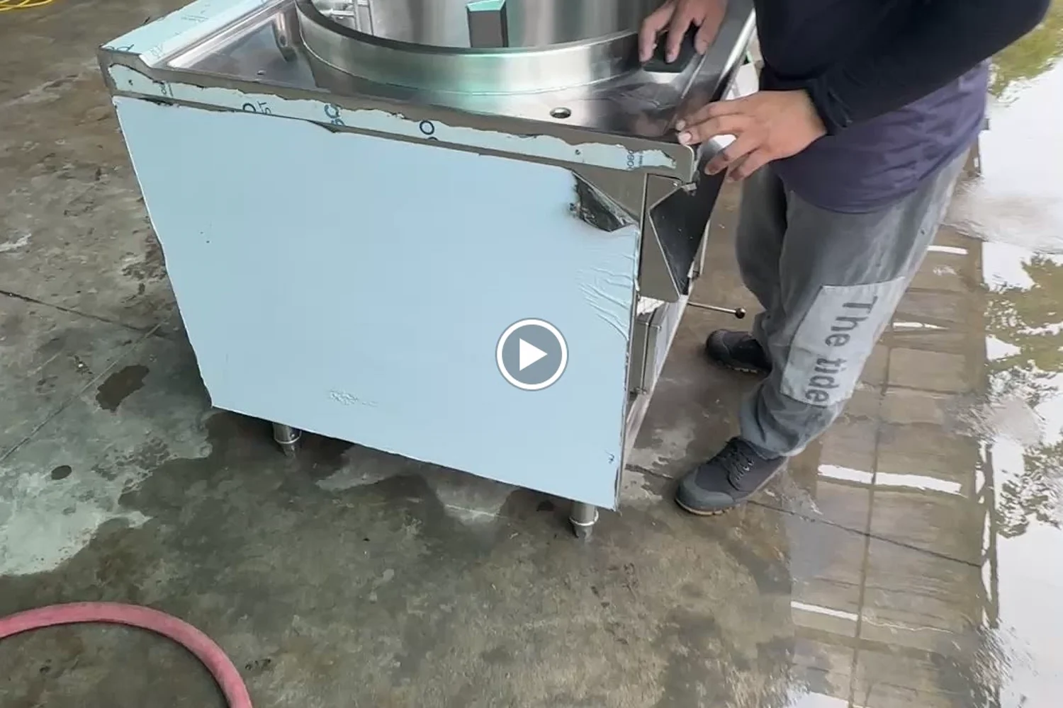 Kiểm tra chi tiết nồi nấu công nghiệp trước khi xuất xưởng