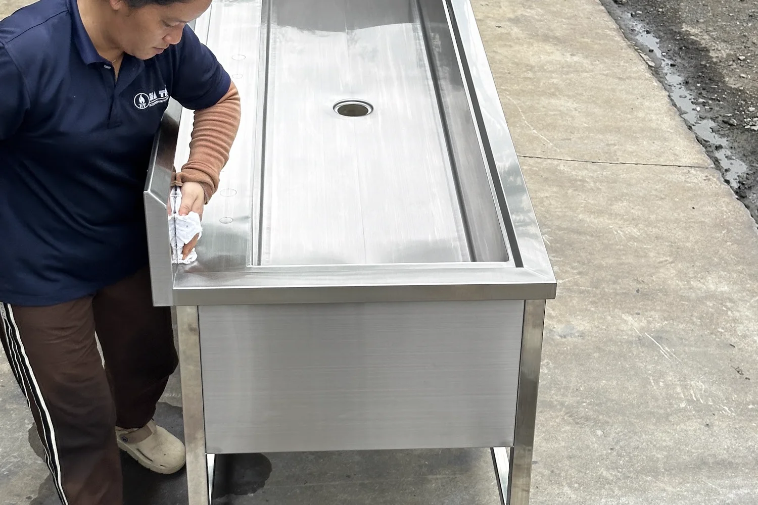 Nhân viên QC kiểm tra kỹ bồn rửa inox 2 ngăn