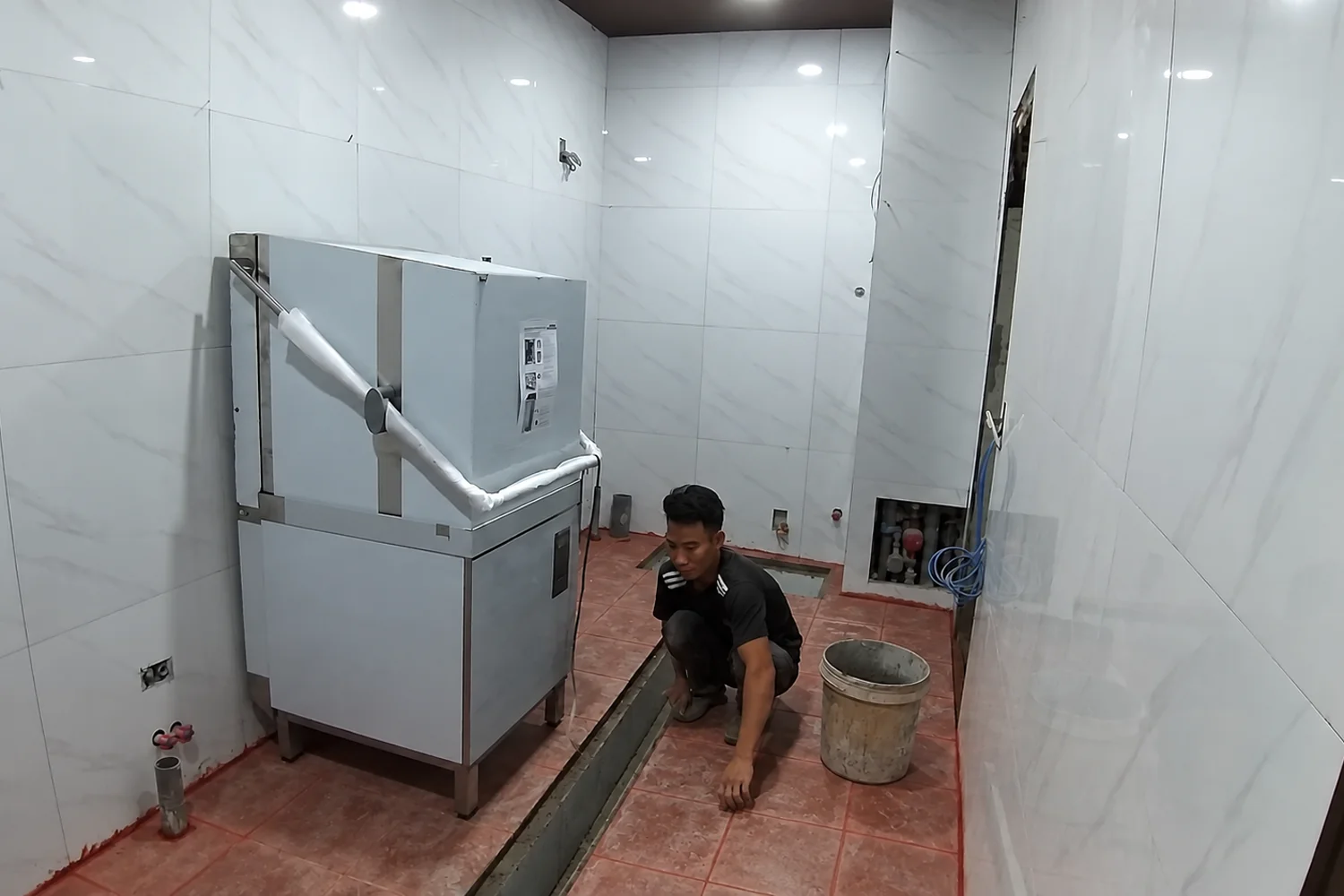 Lắp đặt thiết bị công nghiệp tại khu vực thi công