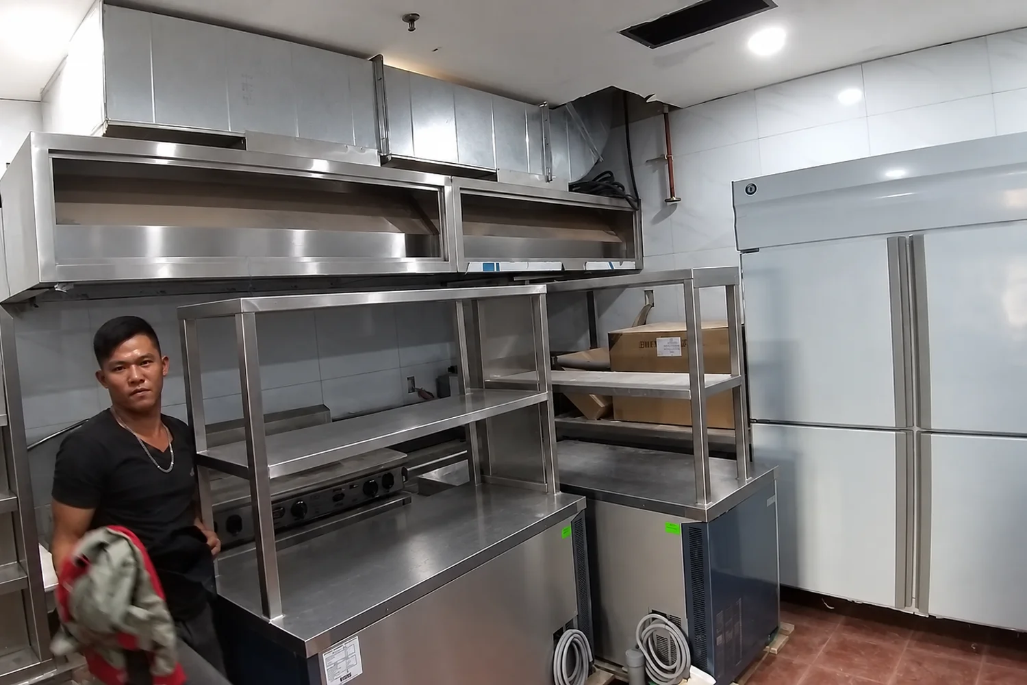 Bếp công nghiệp hoàn thiện, nhân viên kiểm tra trước bàn giao