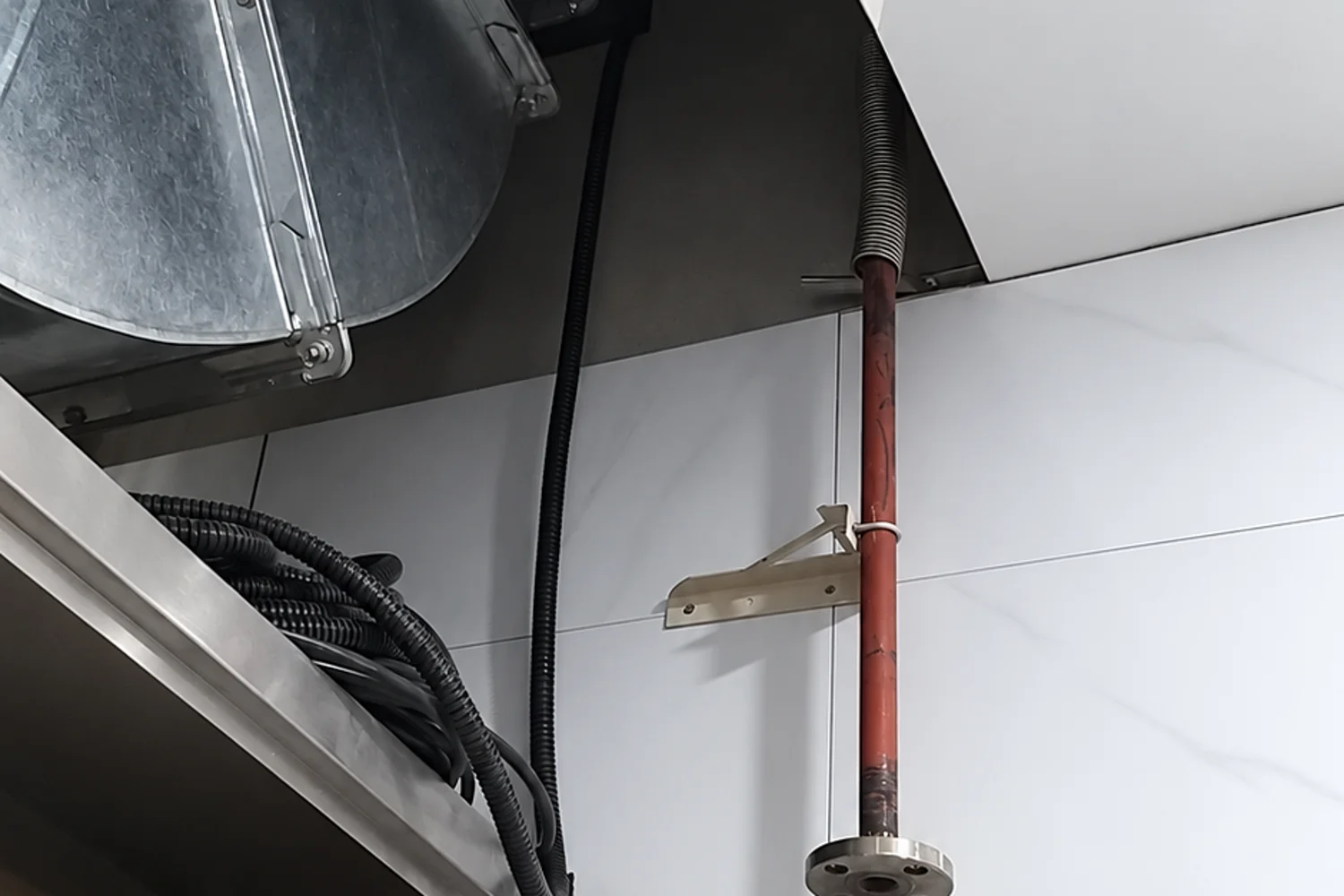 Lắp đặt tủ lạnh, bồn rửa và kệ inox tại quầy bếp