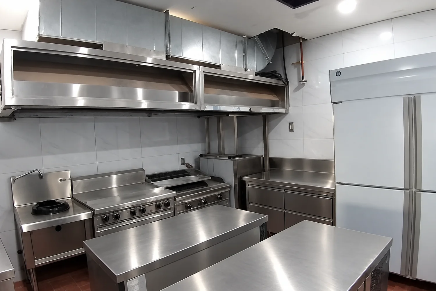 Bếp công nghiệp inox sạch sẽ, sẵn sàng bàn giao