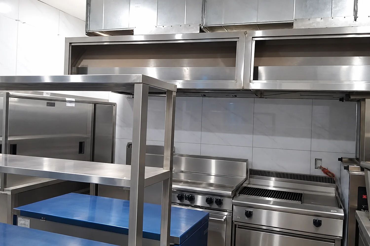Bếp công nghiệp inox gọn gàng, hoàn thiện