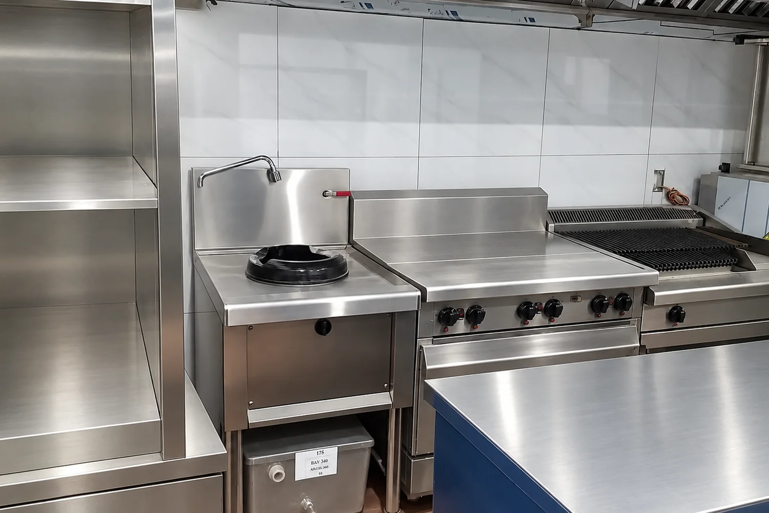 Dãy thiết bị bếp inox hoàn thiện, sẵn sàng bàn giao
