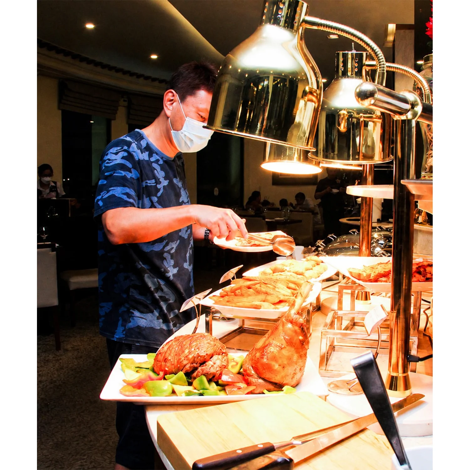 Nhân viên phục vụ tại khu vực buffet