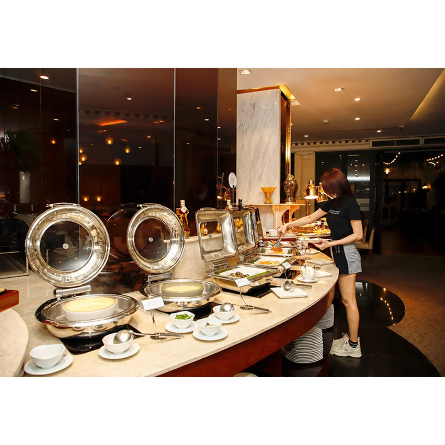 Không gian phục vụ sang trọng của nhà hàng