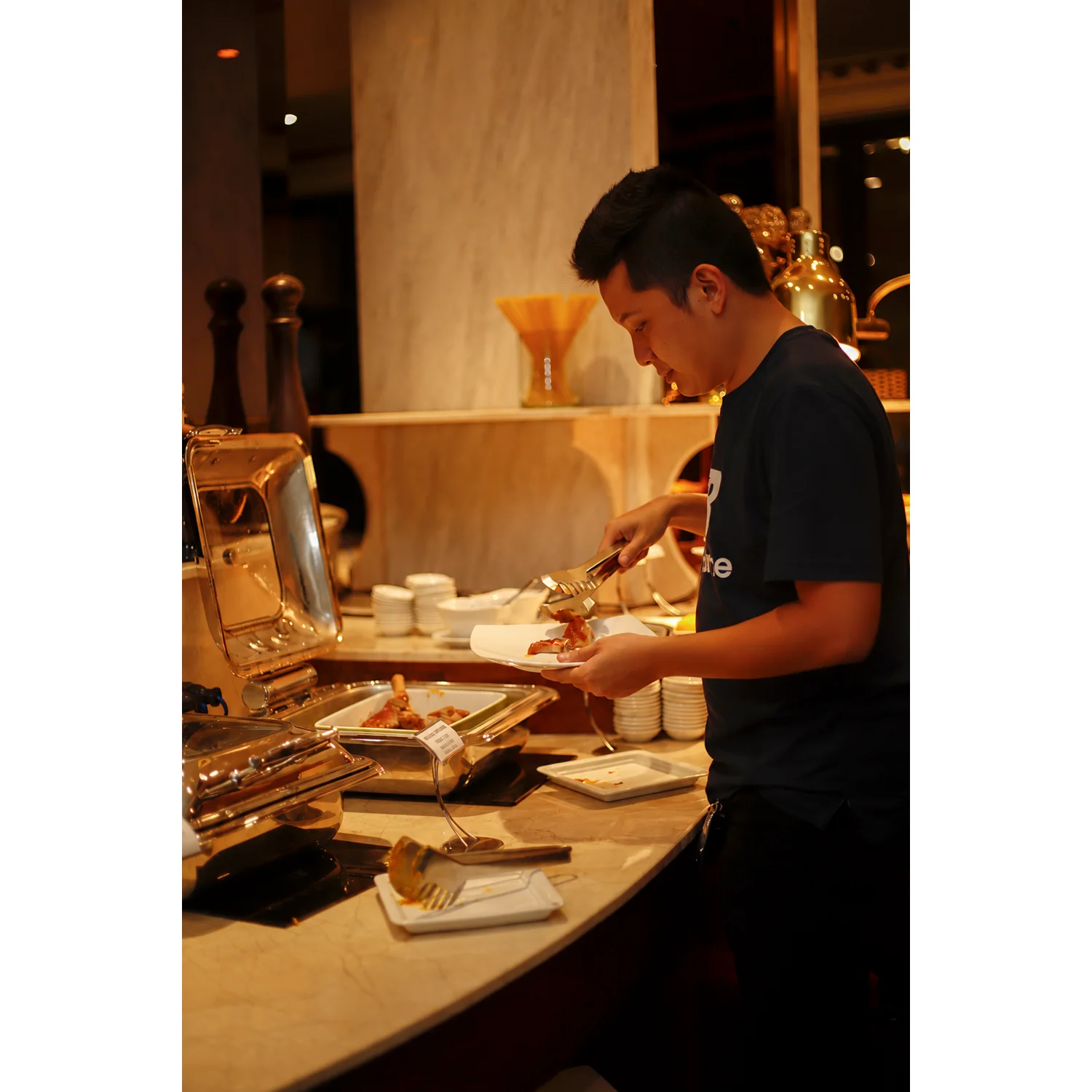 Nhân viên phục vụ tại quầy buffet