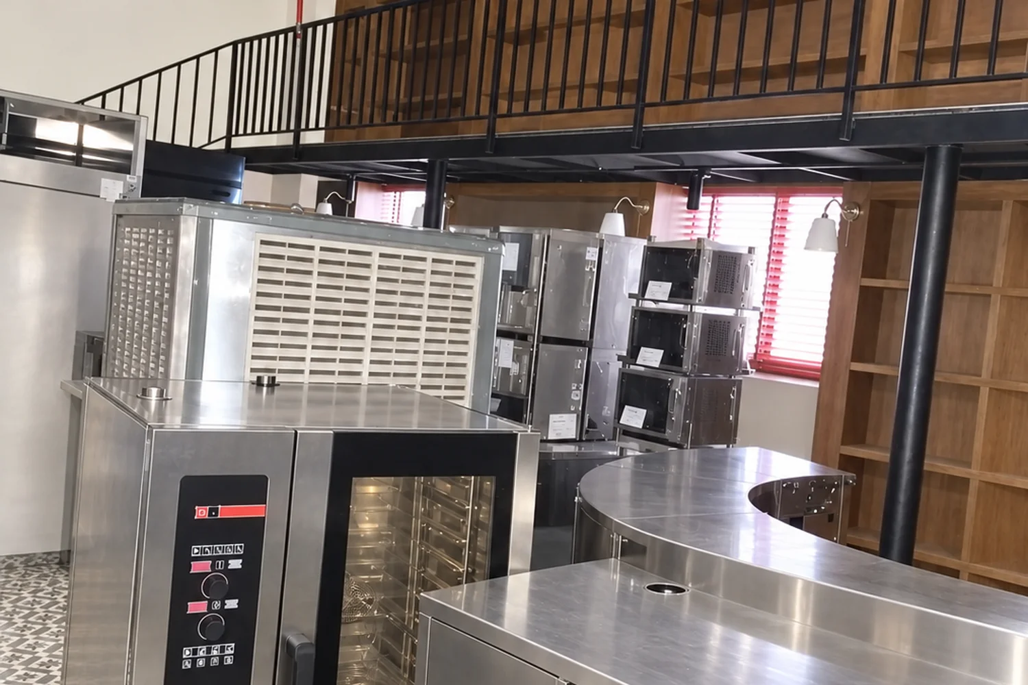Bếp hoàn thiện với lò nướng Rational, bàn inox sạch sẽ