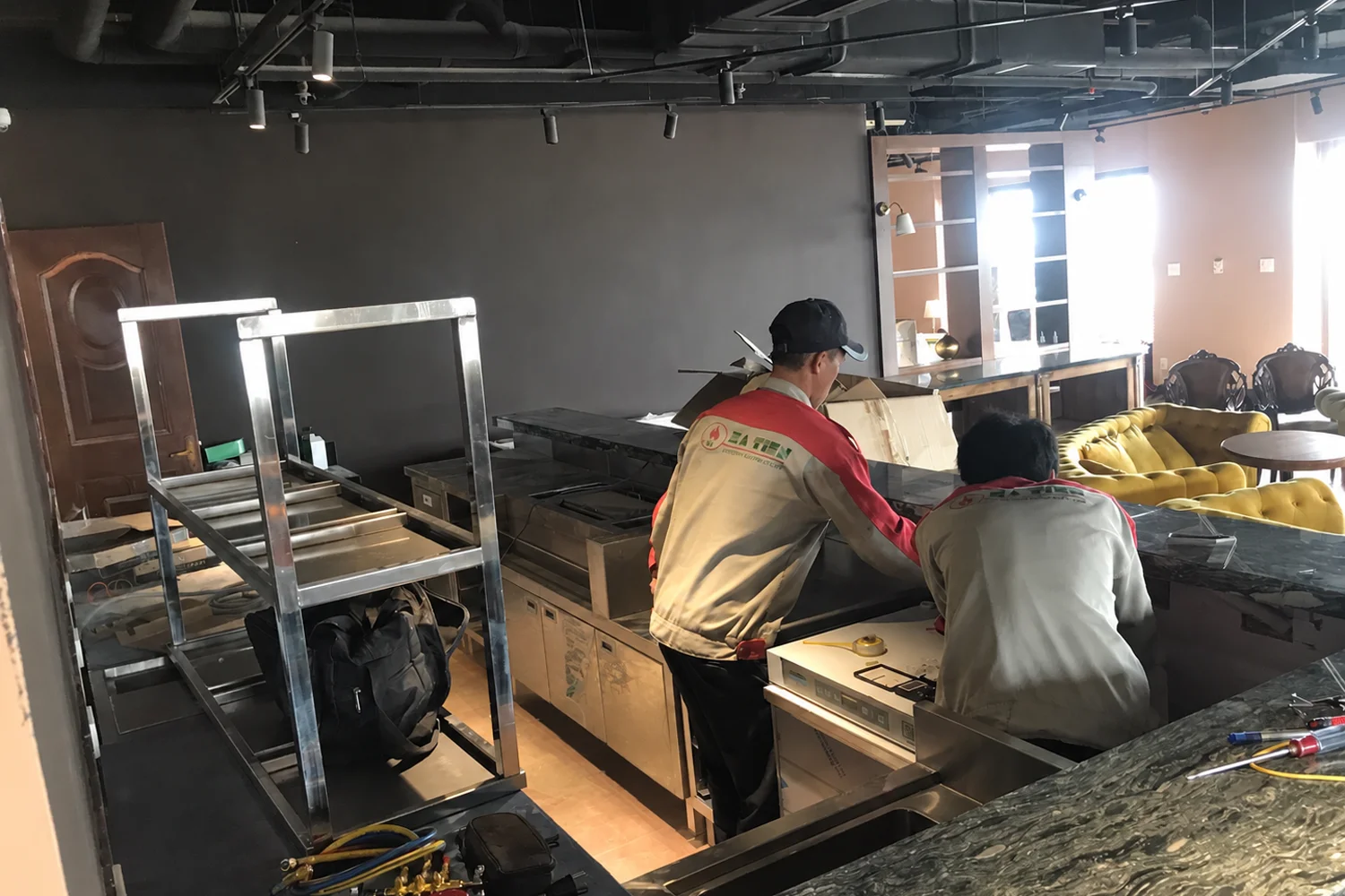 Đội kỹ thuật kiểm tra, lắp đặt thiết bị tại công trình