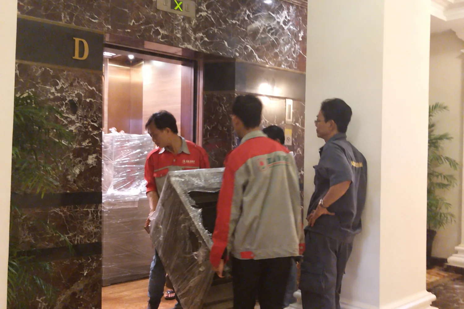 Vận chuyển nội thất bọc bảo vệ vào thang máy công trình