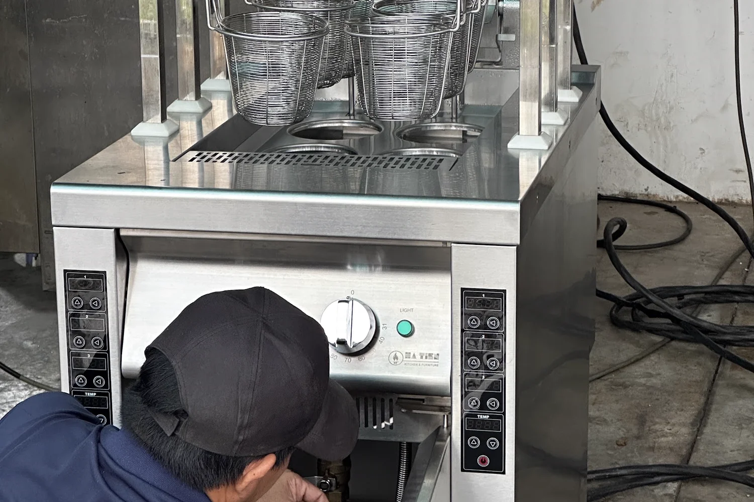 Kỹ thuật viên kiểm tra hệ thống hấp công nghiệp trước xuất xưởng