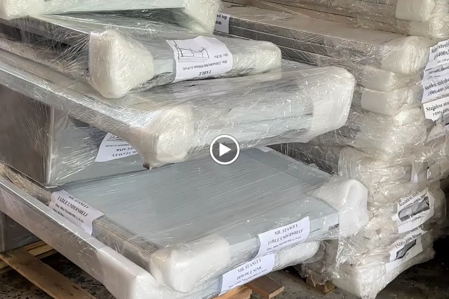 Thành phẩm đóng gói, dán nhãn, xếp pallet chờ xuất xưởng