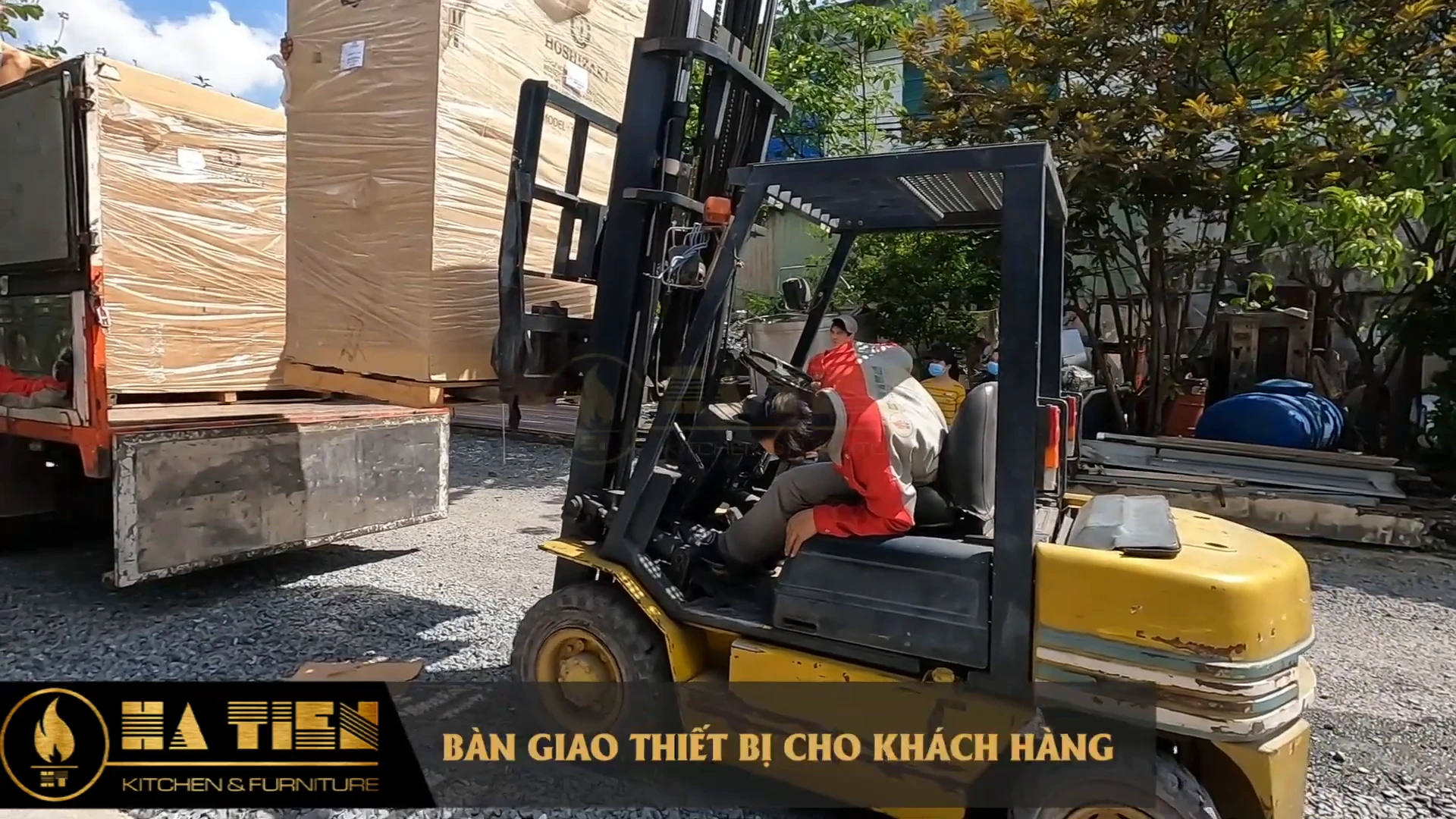 Xe nâng chuyển thiết bị đóng kiện tại công trình