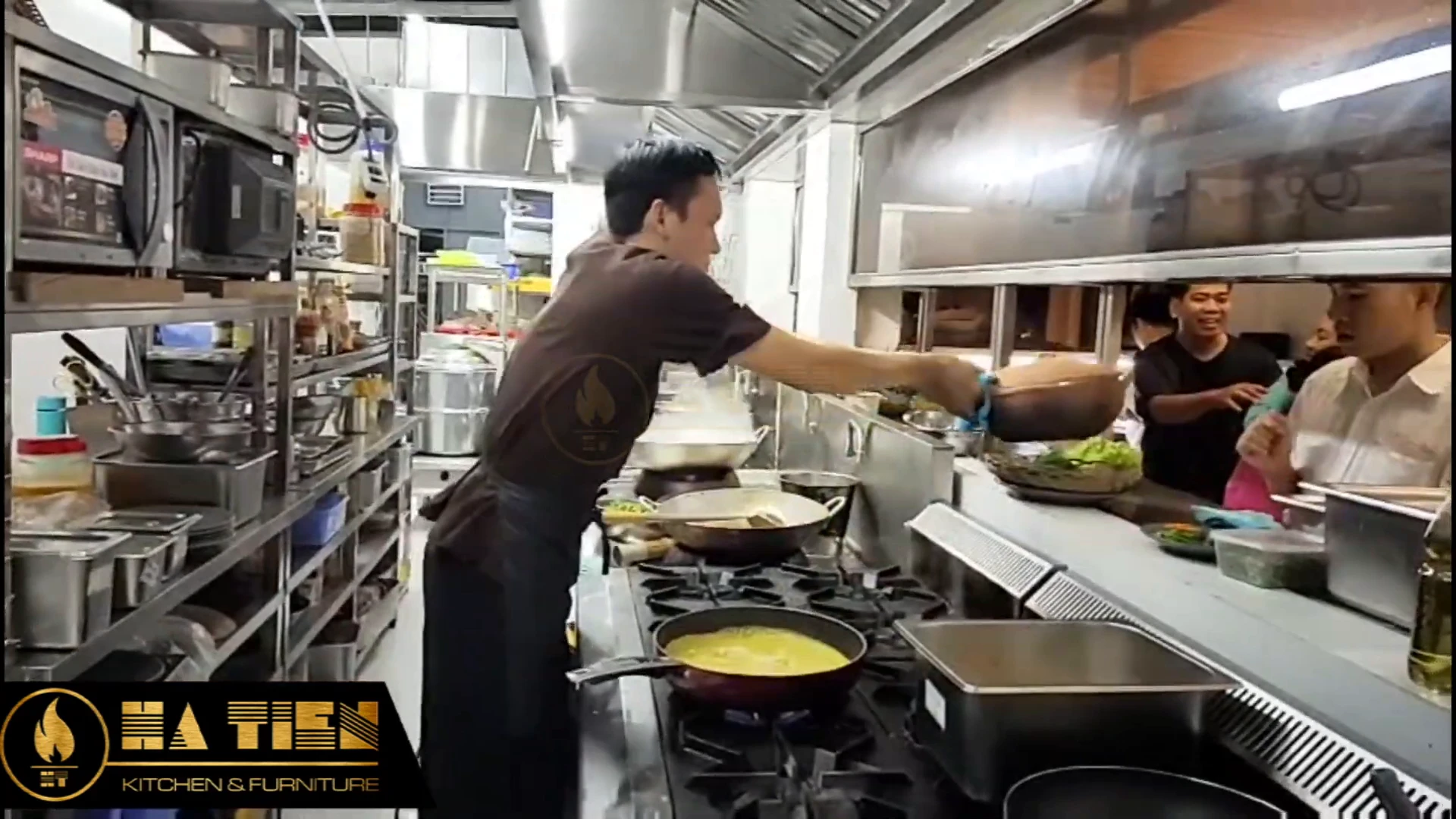 Đầu bếp nấu ăn