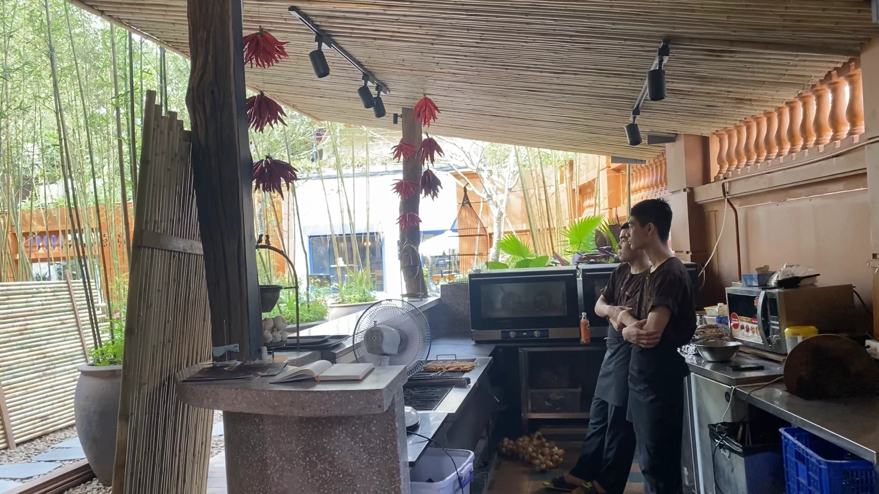 Đầu bếp chờ phục vụ