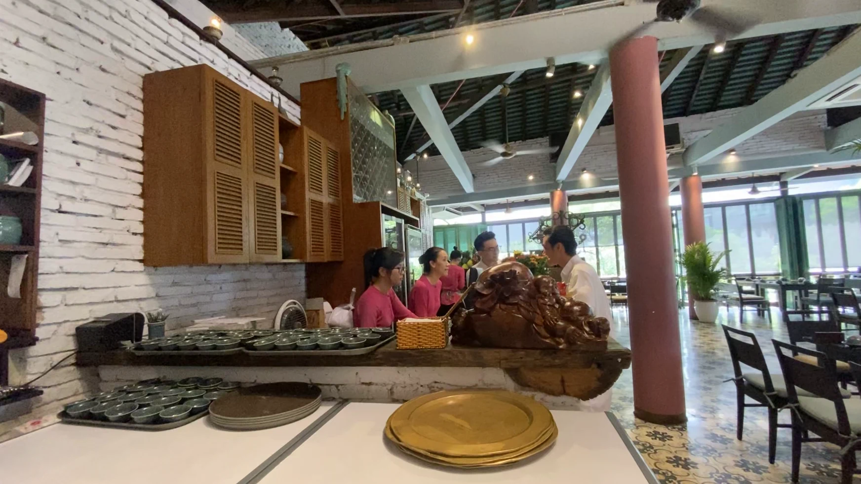 Quầy bar và khu ăn