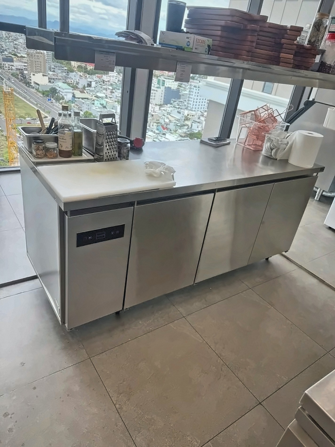Quầy giữ nóng chén đĩa Hà Tiên lắp thực tế tại công trình, đặt sát cửa kính trong khu bếp