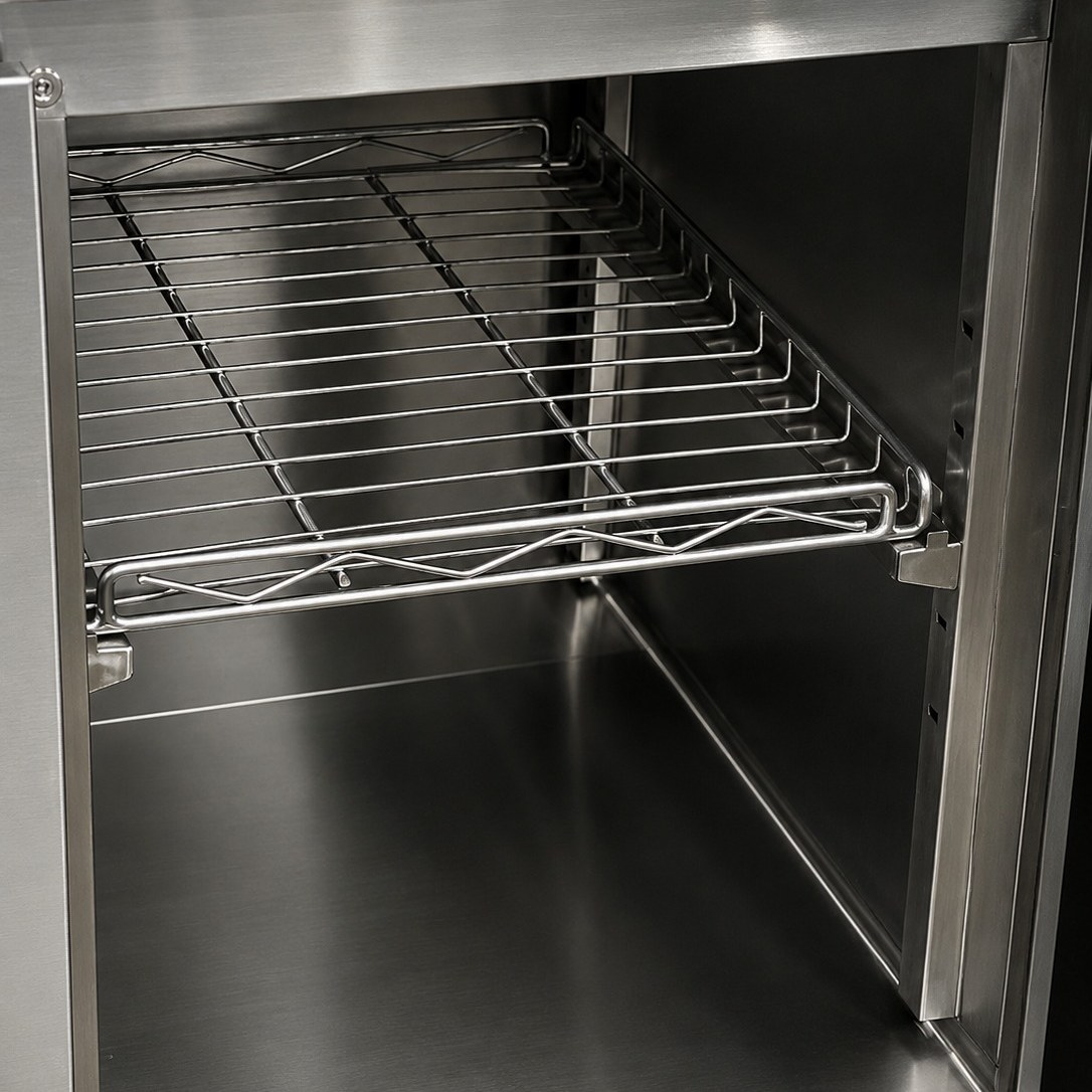 Kệ lưới inox bên trong quầy giữ nóng chén đĩa