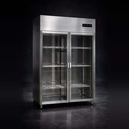 Tủ sấy chén đĩa Hà Tiên gần chính diện, thấy hông trái: đầu tủ có bảng điều khiển, hai cửa kính, chân thấp